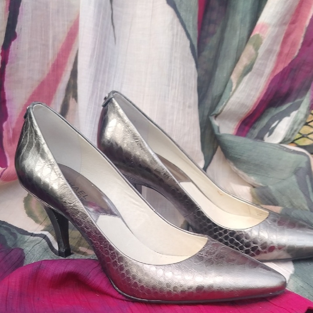 Michael Kors Platinum Heels 8.5  ❤️